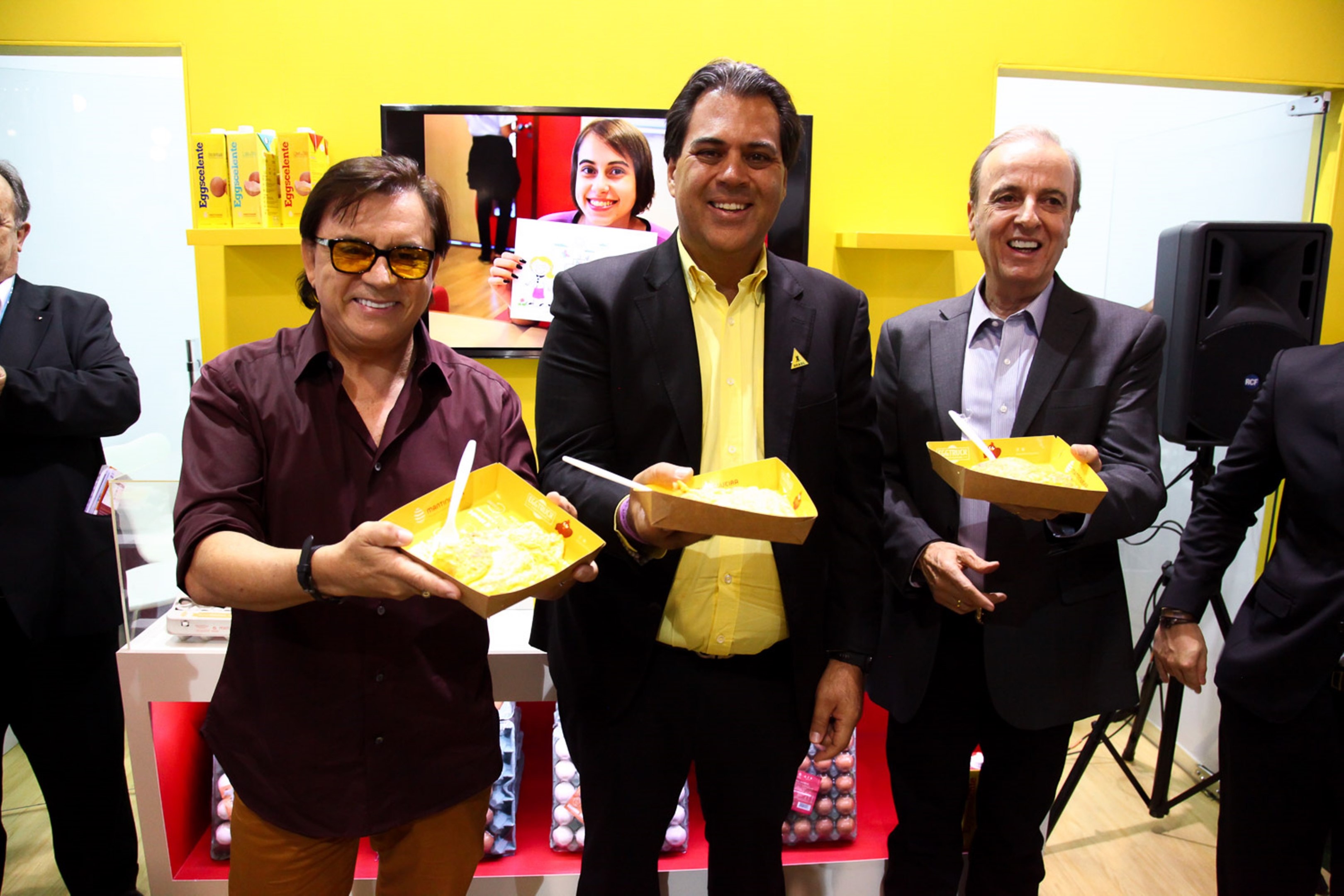 Chitãozinho, Leandro Pinto e Henrique Prata celebram o lançamento dos Ovos Solidários (Foto: Agência Brazil News)